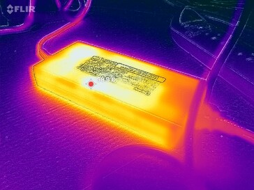 Das Netzteil erreicht beim Spielen fast 60 °C