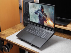 XMG Apex 17 M25 auf dem Schreibtisch