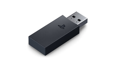 Über den mitgelieferten USB-Adapter kann das Headset mit dem PC, mit der PS4 und mit der PS5 verbunden werden.
