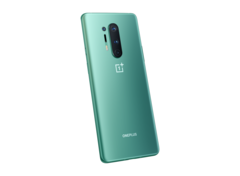 Nicht mehr ganz günstig, aber immer noch mit guter Preis-Leistung: Das OnePlus 8 Pro.