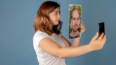 Bild: Stiftung Warentest, Thomas Vossbeck - Warentest entsperrt ein Nokia-Smartphone mit einem selbst ausgedruckten Foto.