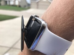Angeschwollene Akkus können im engen Gehäuse der Apple Watch das Display herausdrücken (Bild: Shawn Miller)