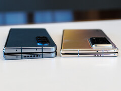 von links: Samsung Galaxy Z Fold4, Honor Magic V2 (beide zusammengefaltet; Foto: Daniel Schmidt)