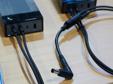 Der Barrel-Anschluss an dem proprietären Adapter. (Foto: Andreas Sebayang/Notebookcheck.com)