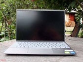 Dell Inspiron 13 5310 im Test: Bestückt mit leistungsstarker Hardware, die in einem 13-Zoller nur unzureichend gekühlt werden kann. 