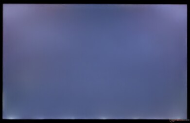 Backlight Bleeding entlang der unteren Kante bei Langzeitbelichtung sichtbar