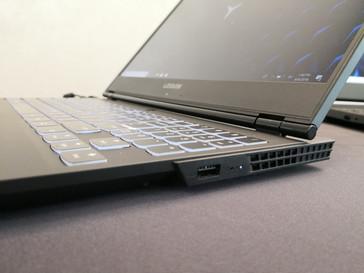 Auf einen SD-Kartenleser wurde bei beiden Modellen verzichtet. Beim Y520 war er noch zu finden.