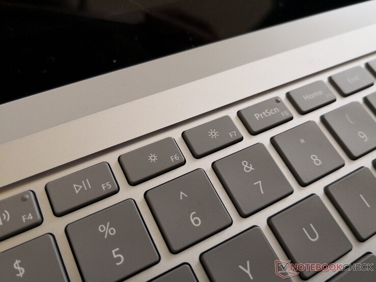 Microsoft Surface Laptop 3. Auch hier verringert die linke Taste die Helligkeit, während die rechte Taste sie erhöht.