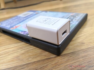 Kleiner (~4,8 x 3,7 x 2,4 cm) 10-W-USB-C-AC-Adapter
