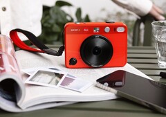 Die Leica Sofort 2 kombiniert eine Digitalkamera mit einem Sofortbild-Drucker. (Bild: Leica)