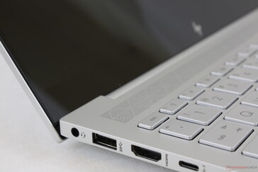 Die glatten, minimalistische Ränder und Oberflächen erinnern stark an die Designs von Razer Blade und MacBook