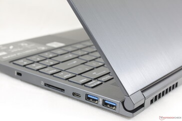 Im Gegensatz zur weißen Prestige- und schwarzen Gaming-G-Reihe findet man hier gebürstete, graue bzw. blaue Aluminiumoberflächen vor