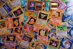 Um Pokémon-Karten zu kaufen, muss man nichtmal das Geschäft betreten, sondern kann sich einfach einem Verkaufsautomaten bedienen (Bild: Thimo Pedersen)