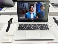 Das Tecno Megabook S16 ist mit einem Gewicht von 1,3 kg relativ leicht für ein 16 Zoll Notebook. (Bildquelle: Alexander Fagot, Notebookcheck)