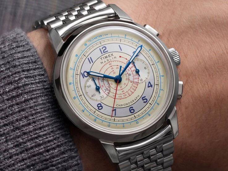 Timex Marlin Neo Classic Chronograph mit cremefarbenem Zifferblatt, blauen Zeigern und Edelstahlarmband am Handgelenk