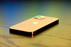 Das Apple iPhone 12 Pro Max setzt beim Nachtmodus auf digitalen Zoom, obwohl eine Tele-Kamera verfügbar wäre. (Bild: Martin Sanchez, Unsplash)