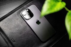 Das Apple iPhone 15 Pro soll erstmals in der Geschichte der iPhones 8 GB Arbeitsspeicher bieten. (Bild: Omar Al-Ghosson)