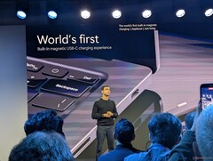 Pavan Davuluri stellt das magnetische USB-C-Ladegerät vor, das jedem Surface-Ultra-Laptop beiliegt