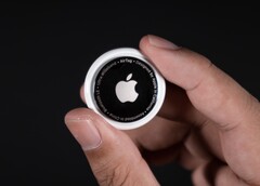 Die kompakte Größe von Apples AirTags ist beeindruckend, sie sollte für Eltern aber auch bedenklich sein (Bild: Mark Chan)