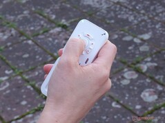 Mit einem kompakten Controller lässt sich Abstand, Richtung und Höhe der Drohne steuern