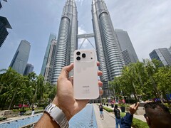 Das Honor 600 Pro in der Farbvariante Gold-Weiß.