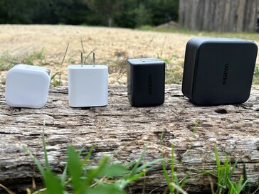 Von links nach rechts: herkömmliches USB-C-Ladegerät (18 W), Apple-USB-C-Netzteil (20 W), Ugreen Mini 45 W, Ugreen Nexode 140 W (Bild: eigenes)