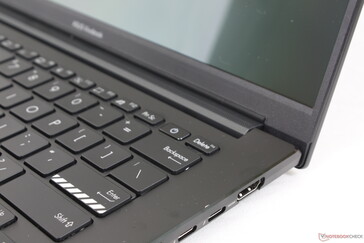 Mit Fingerabdrucksensor ausgestattete Einschalttaste befindet sich zwischen den Tasten „Druck“ (Prt Sc) und „Löschen“ (Delete).