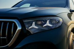 Kraftvoller Auftritt in edler Hülle: Der neue Mercedes-AMG GLE 53 Hybrid 4Matic+ besticht durch seine Lackierung in dark petrol uni und das luxuriöse Manufaktur-Interieur in tartufobraun / schwarz.