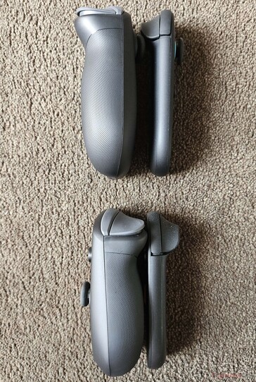 Im Vergleich zeigen sich die erheblich dickeren Griffe der M12S Joycons.