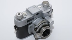 Der Leaker DigitalChatStation lieferte einen Hinweis auf ein Oppo Kamera-Smartphone im Kodak-Design und teilte hierzu das Bild einer Kodak 35 aus 1938. 
