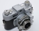 Der Leaker DigitalChatStation lieferte einen Hinweis auf ein Oppo Kamera-Smartphone im Kodak-Design und teilte hierzu das Bild einer Kodak 35 aus 1938. 