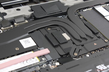 AMD-CPU sitzt nahe der Tastaturmitte
