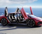 Neben einem besonders windschnittigen Design ist die elektrische Sport-Limousine von Aehra auch mit extravaganten Flügeltüren ausgestattet (Bild: Aehra)