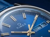 Timex Q 1976 Day and Date Nahaufnahme des blauen Zifferblatts