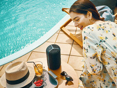 Sony: SRS-XB402M Wireless Speaker und WH-XB900N ANC-Kopfhörer.