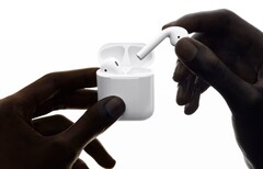 Die AirPods der zweiten Generation werden derzeit als günstigste TWS von Apple vermakrtet. (Bild: Apple)