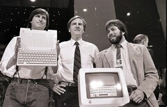 Steve Jobs, Steve Wozniak und Ronald Wayne. Letzterer verkaufte bekanntlich seine 10-Prozent-Beteiligung für nur 800 Dollar – lediglich zwölf Tage nach der Firmengründung im Jahr 1976.