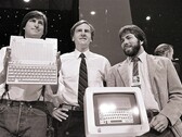 Steve Jobs, Steve Wozniak und Ronald Wayne. Letzterer verkaufte bekanntlich seine 10-Prozent-Beteiligung für nur 800 Dollar – lediglich zwölf Tage nach der Firmengründung im Jahr 1976.