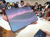 Ein deutlich matteres Display als am Samsung Galaxy Z Fold8, aber nicht vollständig faltenlos: Apples iPhone Duo.
