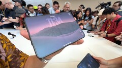 Ein deutlich matteres Display als am Samsung Galaxy Z Fold8, aber nicht vollständig faltenlos: Apples iPhone Duo.