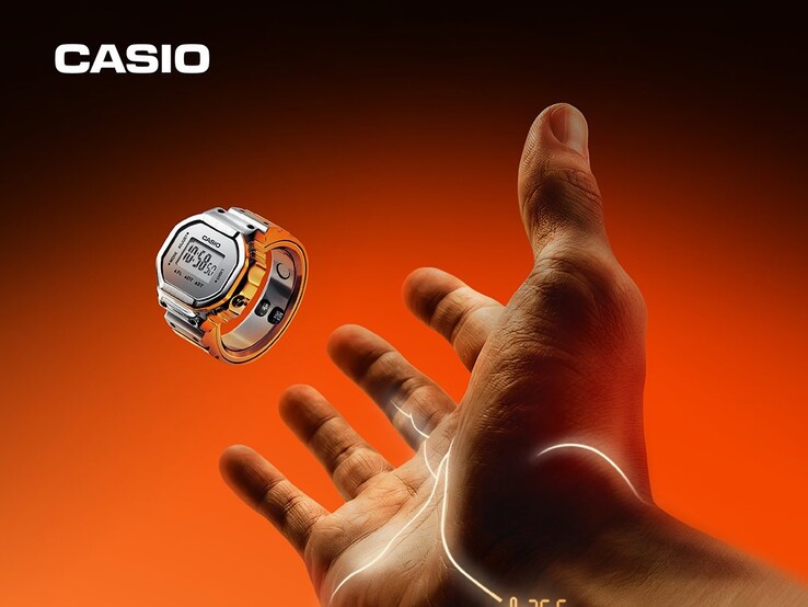 Die smarte Casio Ring Watch CRW-H001M-8 schwebt vor einem orangefarbenen Hintergrund über einer ausgestreckten Hand