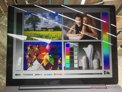 Draußen im Schatten. Blendung wird fast immer vorhanden sein