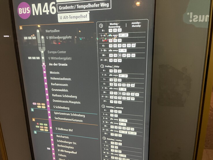Der M46er an der Urania: Ohne Unschärfen würde der Fahrplan nicht auf das Display ohne Touchscreen passen. Im Bereich Samstag befindet sich die beschriebene Situation zum Ausrechnen des Fahrplans.