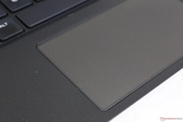 Wie beim größeren Alienware x17 ist die RGB-Hintergrundbeleuchtung für das ClickPad optional.