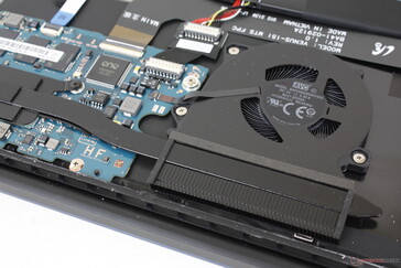 Die Kühllösung besteht aus einem kleinen ~45-mm-Lüfter und nur einer einzigen Heatpipe.