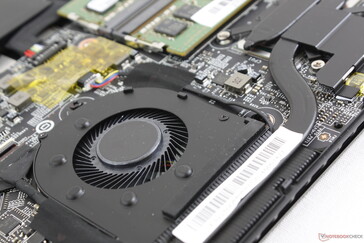 Der kleinere Lüfter mit einem Durchmesser von ~40 mm befindet sich in der Nähe der CPU