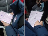 In der U-Bahn in China fotografiert: Ein offensichtlich von Xiaomi stammendes Foldable Tablet mit dicker fetter Falte in der Mitte.