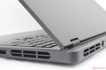 Die einfärbige dunkelgraue Oberfläche zieht Staub und Fingerabdrücke an