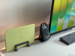 Das MacBook Neo funktioniert problemlos, wenn es an einen 4K-Bildschirm mit Peripheriegeräten angeschlossen ist.