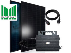 Balkonkraftwerk mit zwei bifazialen Glas-Glas-Modulen, Wechselrichter und Anschlusskabel (Bildquelle: Marktkauf, bearbeitet)